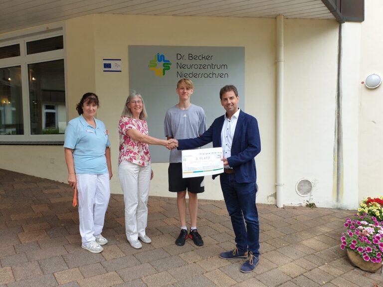 (von links) Heidrun Wallstab, Vorsitzende des Gesundheitszirkels im Dr. Becker Neurozentrum Niedersachsen mit Angelika Schölzel, Vorsitzende des Förderkreis Gymnasium Bad Essen e.V. sowie Lasse Hinsken vom Patientenbegleitdienst und Klinikdirektor Tobias Brockmann bei der Spendenübergabe. / Foto: Dr. Becker Klinikgruppe