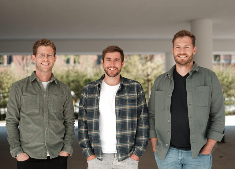 (von links) Marc-Antonio Padilla, Daniel Kun und Benjamin Els vom Startup steptics wollen mit der DBU-Förderung nachhaltige und kostengünstige Fußprothesen herstellen. / Foto: steptics GmbH