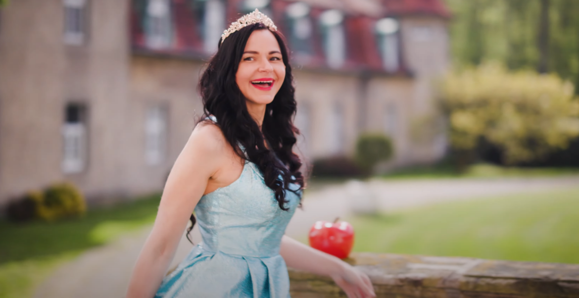 Jennifer Tevs in ihrem Musikvideo zum Song "Spiegelbild". / Quelle: Screenshot Youtube