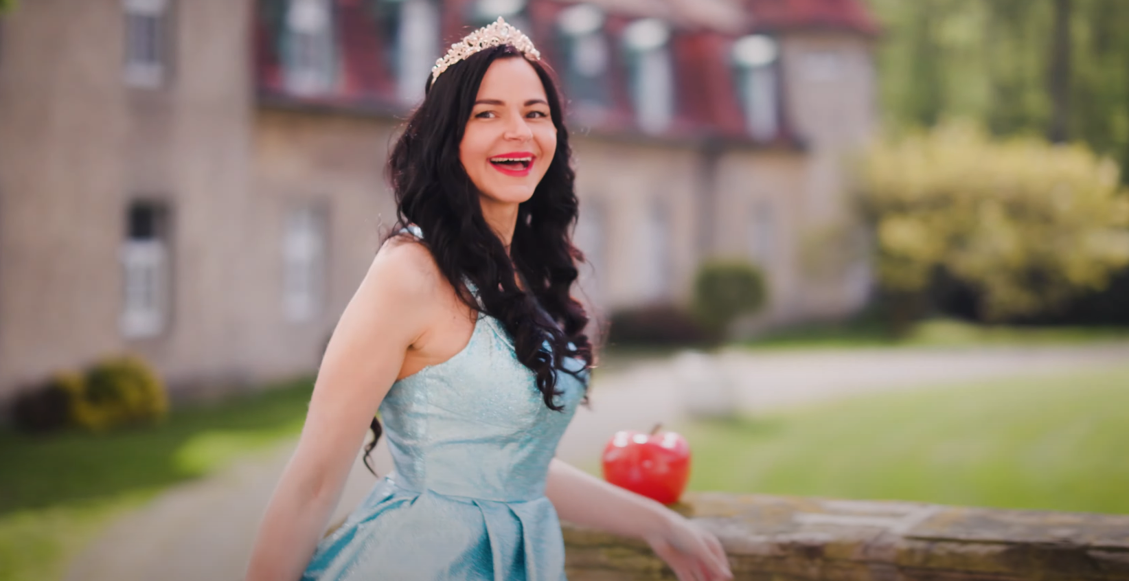 Jennifer Tevs in ihrem Musikvideo zum Song "Spiegelbild". / Quelle: Screenshot Youtube