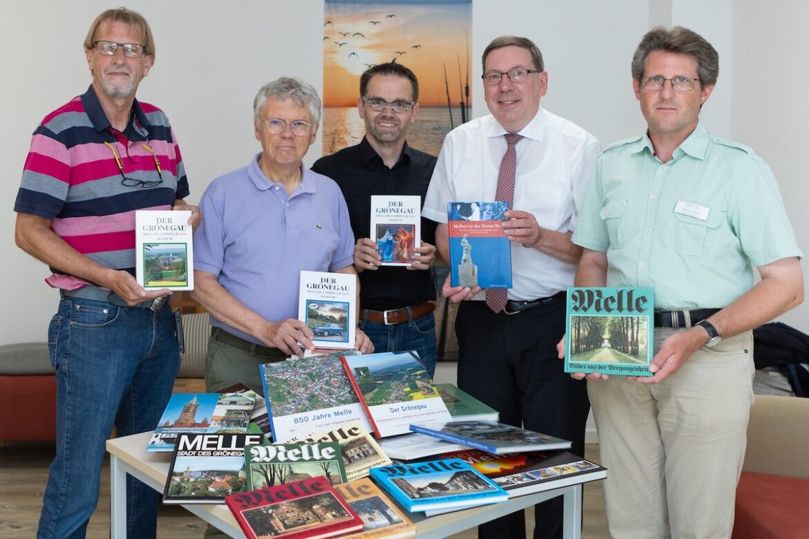 Übergabe der Melle-Literatur in der Tagespflegeeinrichtung der Diakonischen Altenhilfe in Melle-Mitte mit (von links) Dirk Rotert, Fritz-Gerd Mittelstädt, Uwe Plaß, Jürgen Krämer und Stephan Gläser. / Foto: Heimatverein Melle, Stefan Gelhot