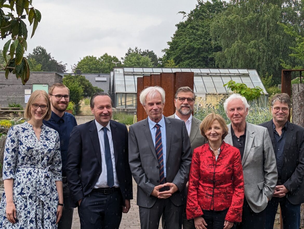 Eine Delegation des Historischen Seminars und der Fachschaft Geschichte verabschiedete Prof. Dr. Thomas Vogtherr (vierter von links) in den wohlverdienten Ruhestand. / Foto: Max Willeke