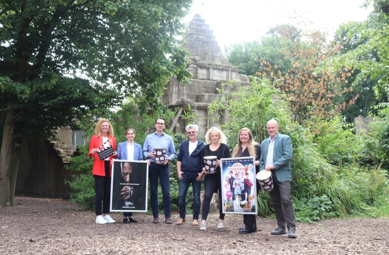 Läuten gemeinsam das 4. Open Air-Kino im Zoo Osnabrück ein: Birgit Liedmeier (Pressesprecherin Sparkasse Osnabrück), Eva-Maria Wulfert (Assistentin der Geschäftsleitung FordStore Rahenbrock), Marc Kappler (Prokurist und Mitglied der Geschäftsführung Rahenbrock Gruppe), Andreas Busemann (Zoogeschäftsführer), Jennifer Ludwig (Veranstaltungsfachwirtin Zoo Osnabrück), Saskia Motz (Kinoleitung Hall of Fame) sowie Rudolf Festag (Geschäftsführer Kinnius). / Foto: Zoo Osnabrück (Hanna Räckers)