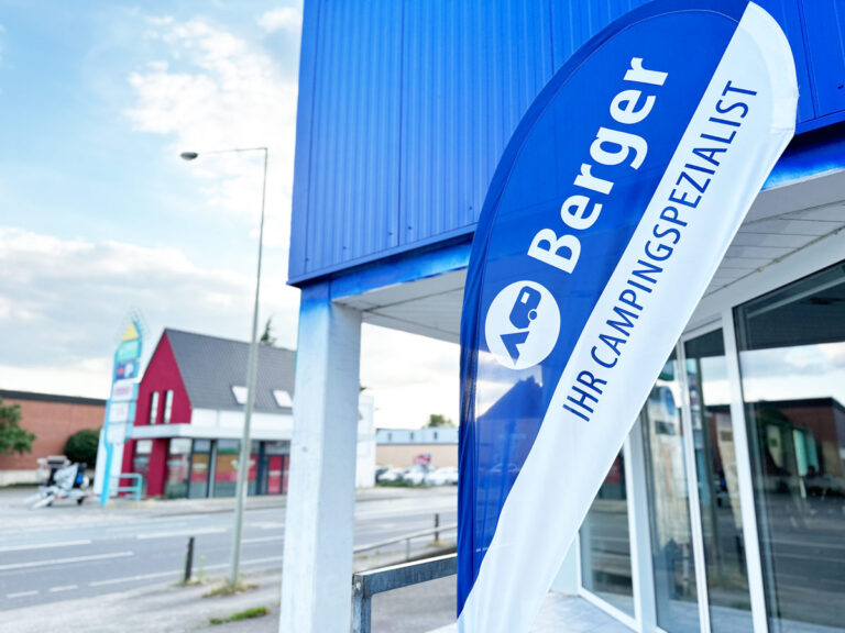 Einen ersten Hinweis auf den zukünftigen Campingmarkt an der Pagenstecherstraße gibt es bereits