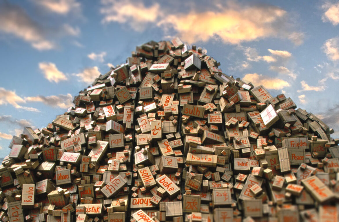 Friedensspeicher von HA Schult, Osnabrück im Sommer 1998, Privat