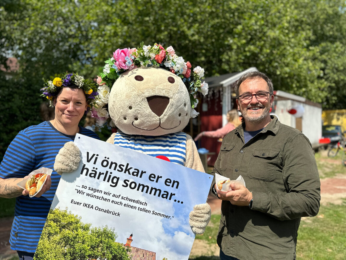 Jenni Schietinger, IKEA-Bär Björn und Schulleiter Reinhard Kortus freuen sich auf den Sommer