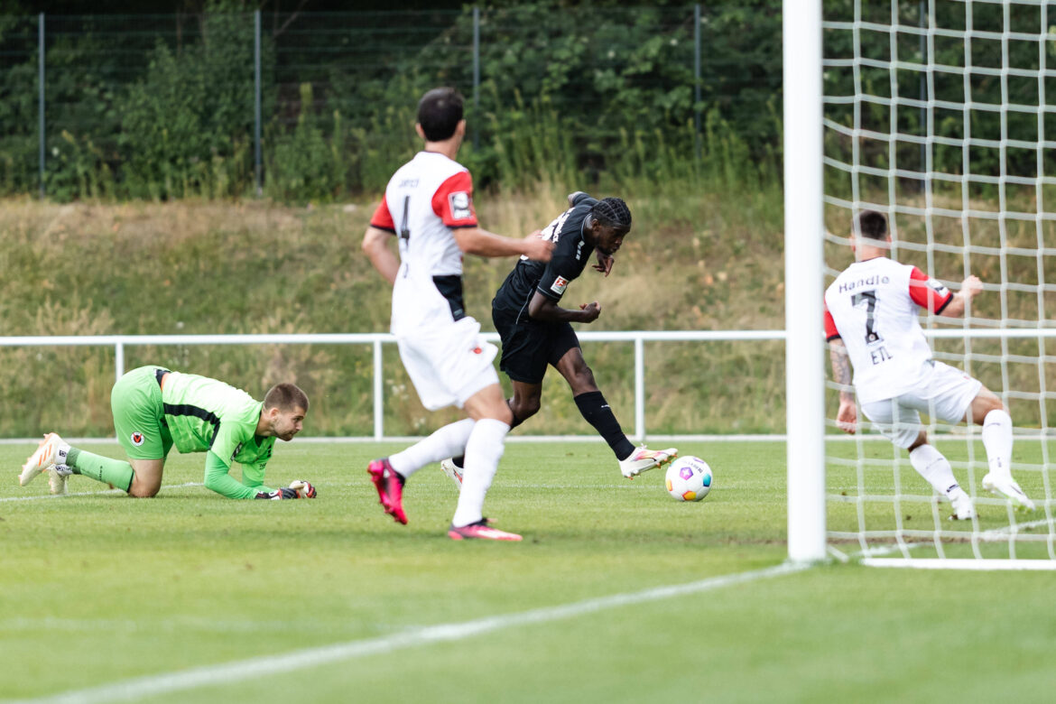 Kwasi Okyere Wriedt am Ball gegen Viktori Köln. / IMAGO / osnapix