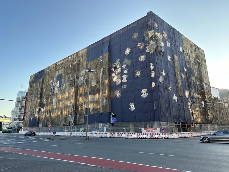 Das von Ibrahim Mahama verhüllte ehemalige Kaufhof-Gebäude in Osnabrück