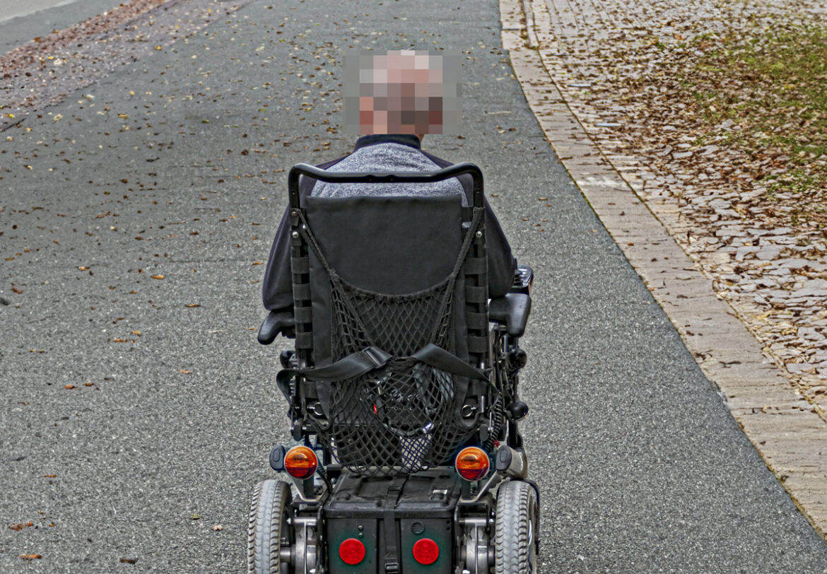 Symbolbild Mann im Rollstuhl