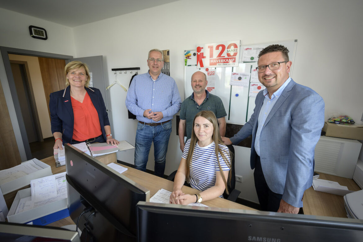 (von links) Marion Grofer und Bernd Haverkamp von der J.B. Haverkamp Elektro- und Montagebau GmbH sowie Thomas Heidker vom ArbeitgeberService der MaßArbeit freuen sich mit MaßArbeit-Vorstand Lars Hellmers über die erfolgreiche Vermittlung der Buchhalterin Alesia Mareicheva. / Foto: Hermann Pentermann 