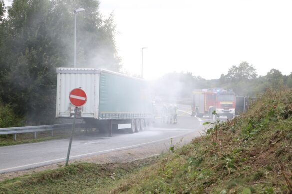 LKW-Brand auf A30 endet glimpflich, Trucker verhindern Brandausbreitung mit Feuerlöschern