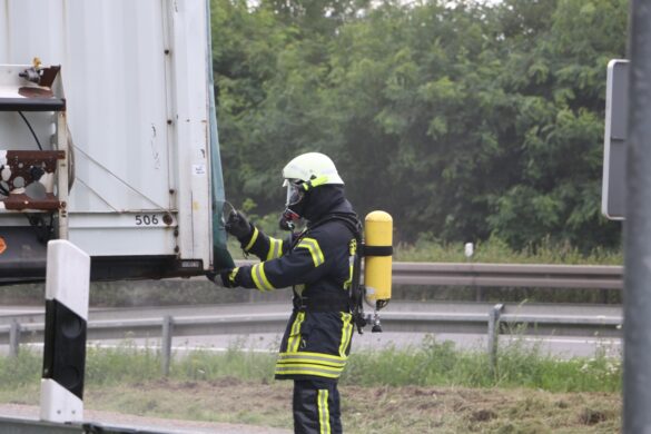 LKW-Brand auf A30 endet glimpflich, Trucker verhindern Brandausbreitung mit Feuerlöschern