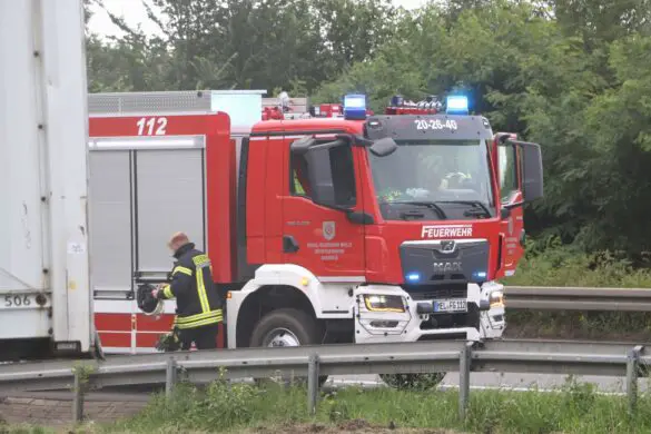 LKW-Brand auf A30 endet glimpflich, Trucker verhindern Brandausbreitung mit Feuerlöschern