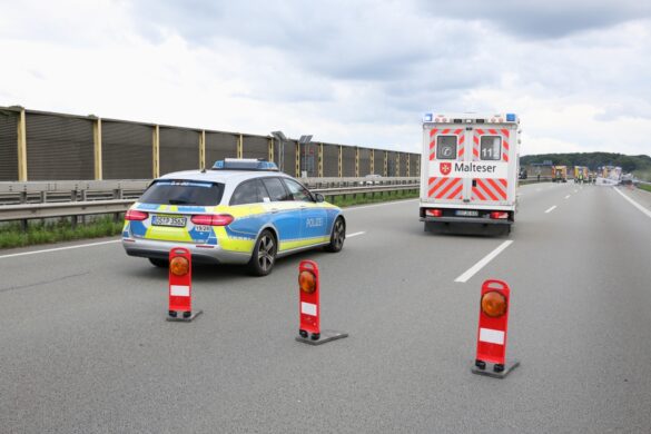 Wohnmobil auf der Autobahn A1 bei Bramsche in Flammen, Rauchsäule weit sichtbar Wohnmobil auf der Autobahn A1 bei Bramsche in Flammen, Rauchsäule weit sichtbar