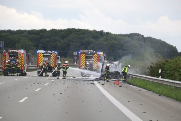 Wohnmobil auf der Autobahn A1 bei Bramsche in Flammen, Rauchsäule weit sichtbar Wohnmobil auf der Autobahn A1 bei Bramsche in Flammen, Rauchsäule weit sichtbar
