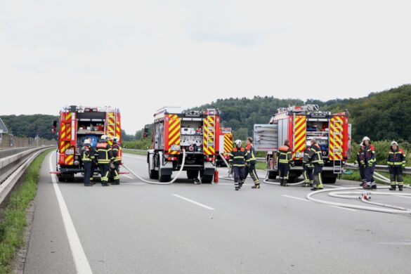 Wohnmobil auf der Autobahn A1 bei Bramsche in Flammen, Rauchsäule weit sichtbar Wohnmobil auf der Autobahn A1 bei Bramsche in Flammen, Rauchsäule weit sichtbar