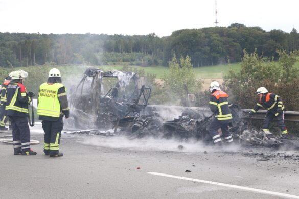 Wohnmobil auf der Autobahn A1 bei Bramsche in Flammen, Rauchsäule weit sichtbar Wohnmobil auf der Autobahn A1 bei Bramsche in Flammen, Rauchsäule weit sichtbar