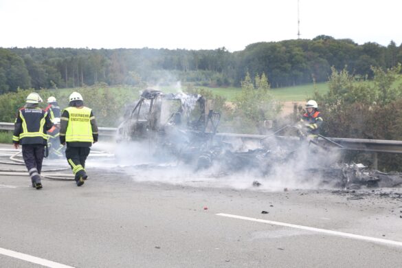 Wohnmobil auf der Autobahn A1 bei Bramsche in Flammen, Rauchsäule weit sichtbar Wohnmobil auf der Autobahn A1 bei Bramsche in Flammen, Rauchsäule weit sichtbar