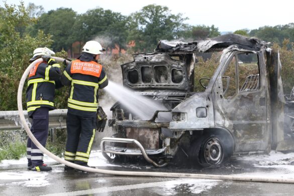 Wohnmobil auf der Autobahn A1 bei Bramsche in Flammen, Rauchsäule weit sichtbar Wohnmobil auf der Autobahn A1 bei Bramsche in Flammen, Rauchsäule weit sichtbar