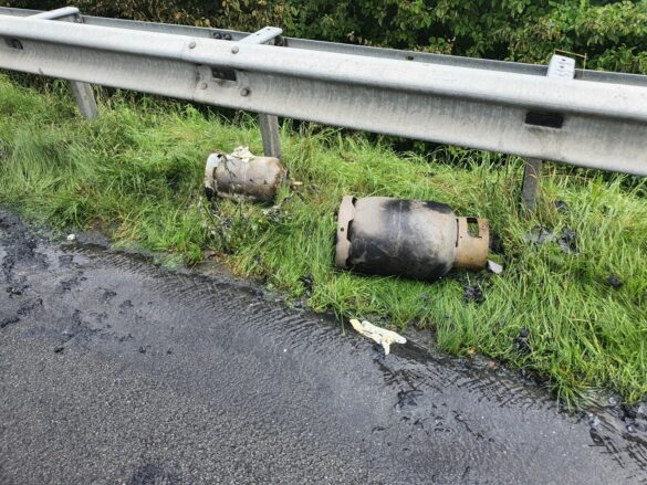 Wohnmobil auf der Autobahn A1 bei Bramsche in Flammen, Rauchsäule weit sichtbar Wohnmobil auf der Autobahn A1 bei Bramsche in Flammen, Rauchsäule weit sichtbar