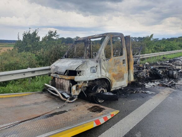 Wohnmobil auf der Autobahn A1 bei Bramsche in Flammen, Rauchsäule weit sichtbar Wohnmobil auf der Autobahn A1 bei Bramsche in Flammen, Rauchsäule weit sichtbar