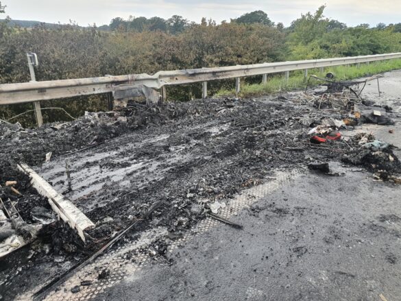 Wohnmobil auf der Autobahn A1 bei Bramsche in Flammen, Rauchsäule weit sichtbar Wohnmobil auf der Autobahn A1 bei Bramsche in Flammen, Rauchsäule weit sichtbar