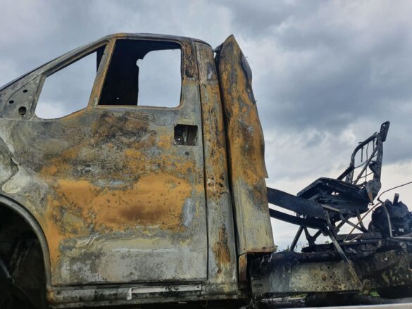 Wohnmobil auf der Autobahn A1 bei Bramsche in Flammen, Rauchsäule weit sichtbar Wohnmobil auf der Autobahn A1 bei Bramsche in Flammen, Rauchsäule weit sichtbar