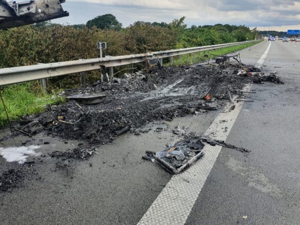 Wohnmobil auf der Autobahn A1 bei Bramsche in Flammen, Rauchsäule weit sichtbar Wohnmobil auf der Autobahn A1 bei Bramsche in Flammen, Rauchsäule weit sichtbar