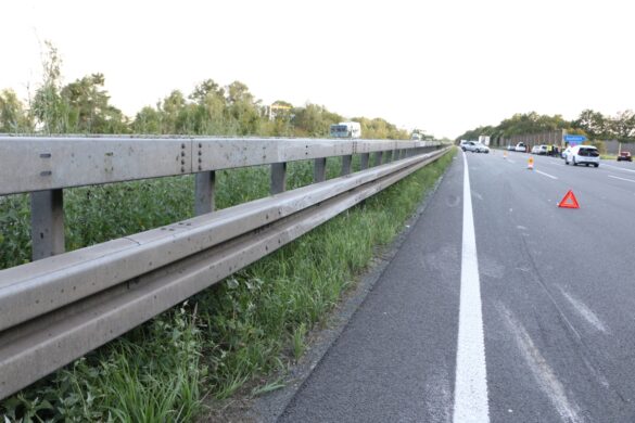Lange Spuren an Mittelleitplanke und auf der Fahrbahn