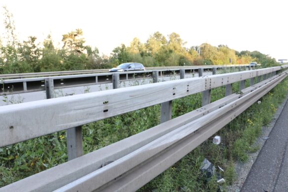 Spuren an der Mittelleitplanke