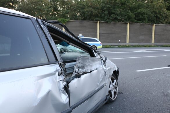 Beifahrertür an Volvo aufgeschlitzt
