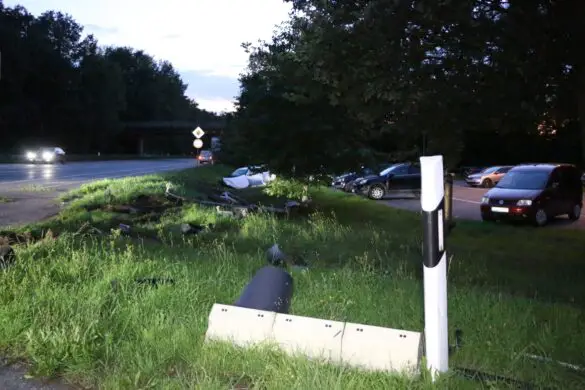 abgebrochene Ampel im Straßengraben