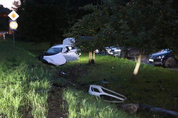 PKW und Trümmerteile im Graben