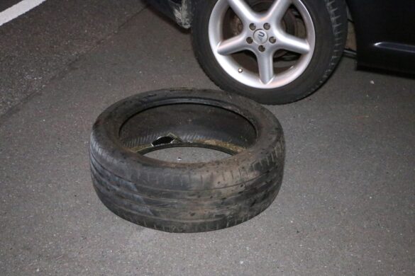 Reifen rollte nach Unfall auf Parkplatz