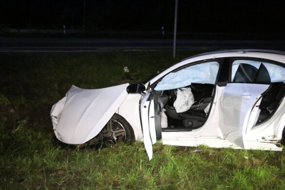 Stark beschädigter Mercedes mit ausgelösten Airbags