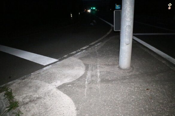 Unfallspuren an Verkehrsinsel