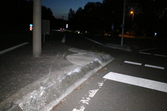 Verkehrsinsel an welcher der PKW in die Luft katapulitiert wurde