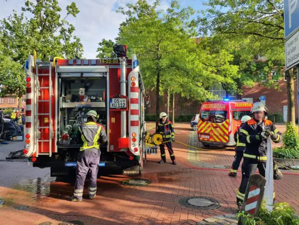 Einsatzkräfte arbeiten an Unfallstelle