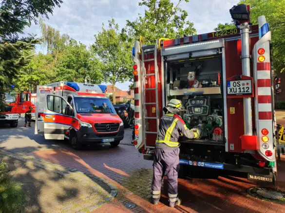 Feuerwehrmann an Pumpe in Löschfahrzeug
