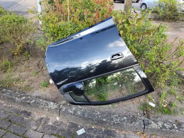 Abgetrennte PKW-Tür