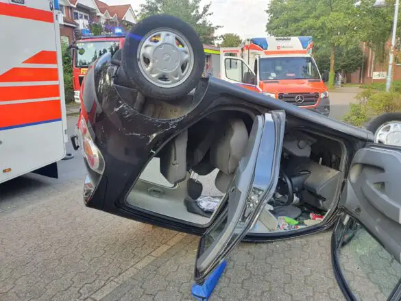 Beschädigter Kotflügel am Heck des überschlagenen Autos