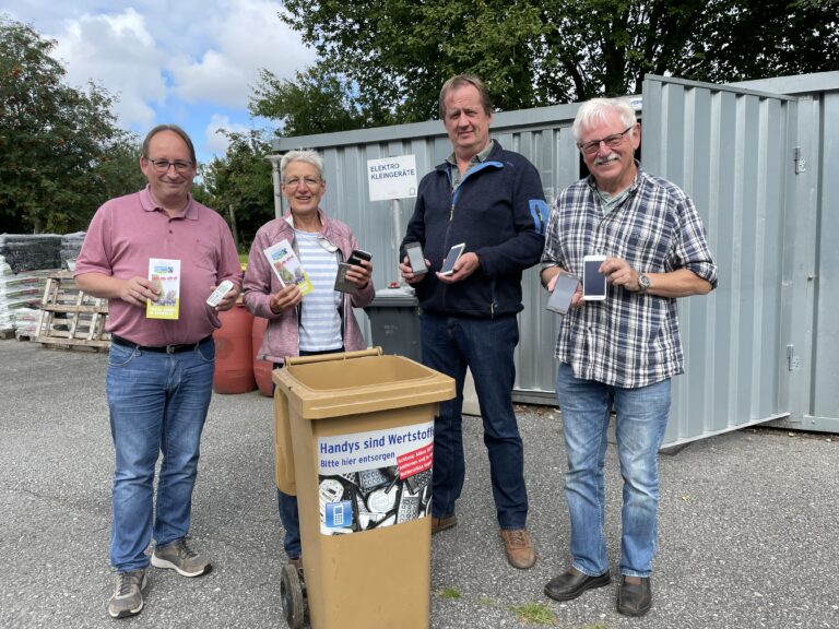 V.l.n.r.: Volker Rohmann aus der Steuerungsgruppe für die Fairtrade-Stadt Bramsche und Ehrenamtskoordinatorin Maria Stuckenberg freuen sich mit den AWIGO-Kollegen Udo Weßler (Grünplatzkoordinator) sowie Rudi Gläser (Grünplatzwerter am Standort Bramscher Berg) über die zukünftige Zusammenarbeit für eine fachgerechte Entsorgung von alten Mobiltelefonen. / Foto: D. Pommer (AWIGO)