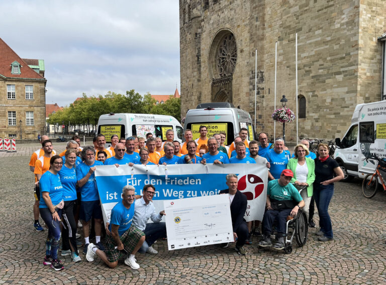 Übergabe der Friedensbotschaft vor dem Osnabrücker Dom. / Foto: Mareike Klekamp