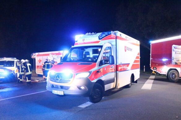 Fahrzeuge des Retttungsdienstes an Unfallstelle