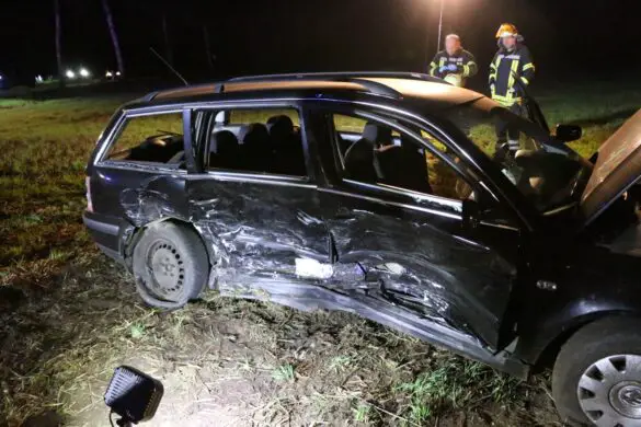 Beschädigte Beifahrerseite an VW Passat in der Draufsicht