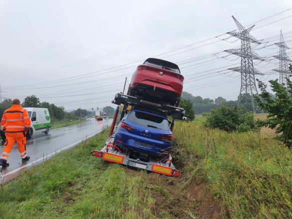 Autotransporter fährt in Graben, aufwändige Bergung mit Vollsperrung der B51 bei Bohmte Autotransporter mit Neufahrzeugen liegt schief im Graben