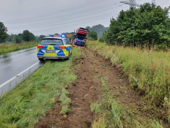 Autotransporter fährt in Graben, aufwändige Bergung mit Vollsperrung der B51 bei Bohmte Streifenwagen sichert Unfallstelle ab, LKW fuhr mehrere Meter durch den Grünstreifen