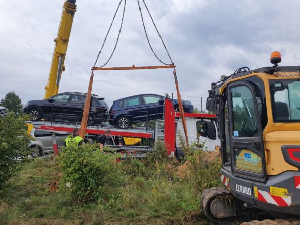 Autotransporter fährt in Graben, aufwändige Bergung mit Vollsperrung der B51 bei Bohmte Kran sichert LKW-Gespann vorm Umkippen
