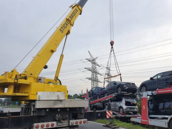 Autotransporter fährt in Graben, aufwändige Bergung mit Vollsperrung der B51 bei Bohmte Kran benötigt komplette Breite der Fahrbahn