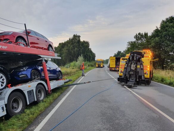 Autotransporter fährt in Graben, aufwändige Bergung mit Vollsperrung der B51 bei Bohmte Bergefahrzeug zieht an Tandem-Anhänger